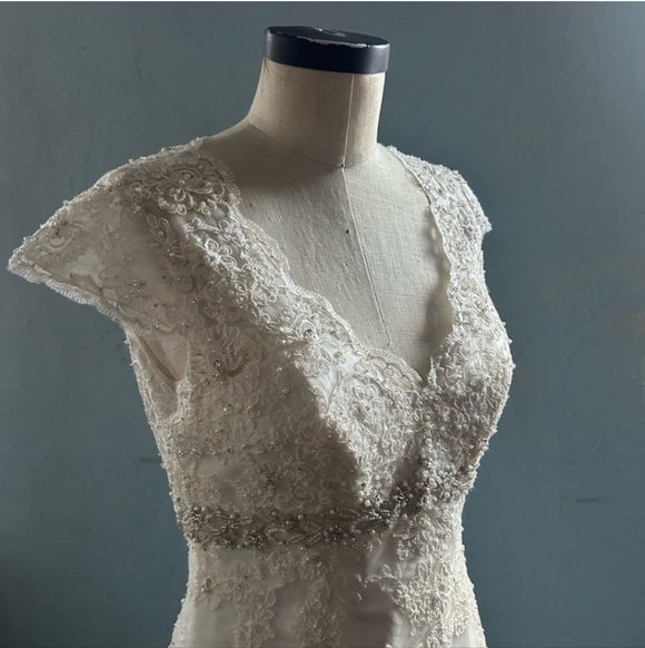 Elegant White Lace Wedding Dress - Picture 2 of 14